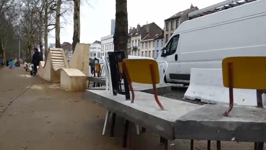 constructlab's tweet card. Buurtbewoners van de Anderlechtsepoort hebben zondag samen met Atelier Made, Constructlab en Teresa Fajardo de langste bank van Brussel afgewerkt. Toen de bank klaar was, mocht iedereen mee brunchen.