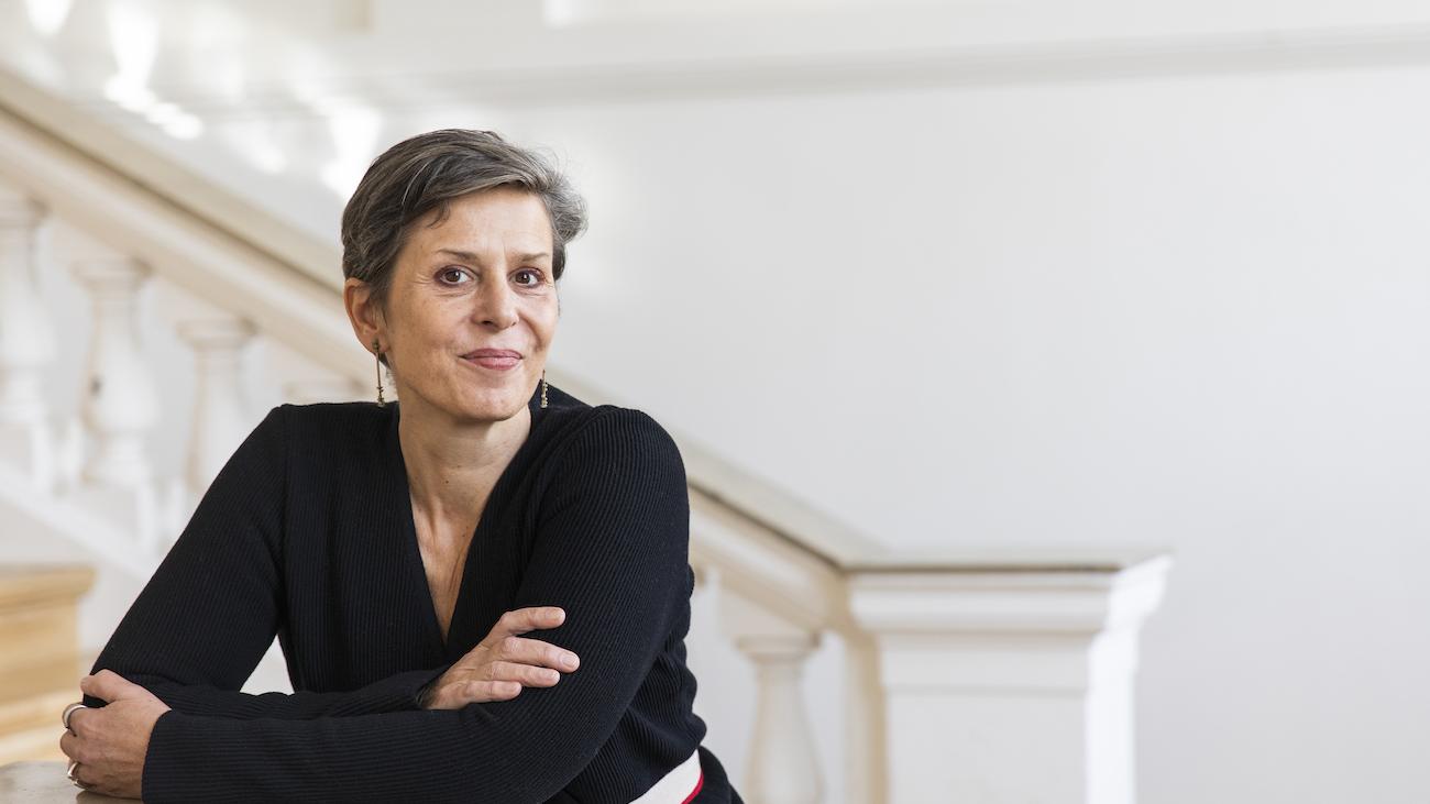 constructlab's tweet card. Das Hamburger Museum für Kunst und Gewerbe liegt direkt neben dem Drogenkonsumraum der Stadt. Die neue Museumsdirektorin Tulga Beyerle will diese Nähe jetzt nutzen.