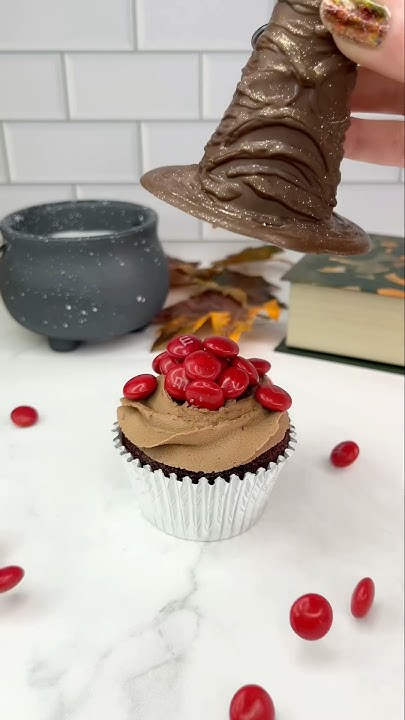 skkwddl's tweet card. Sorting hat cupcakes 🧙🏼‍♀️🪄 #cakedbyrach #halloween #sortinghat...