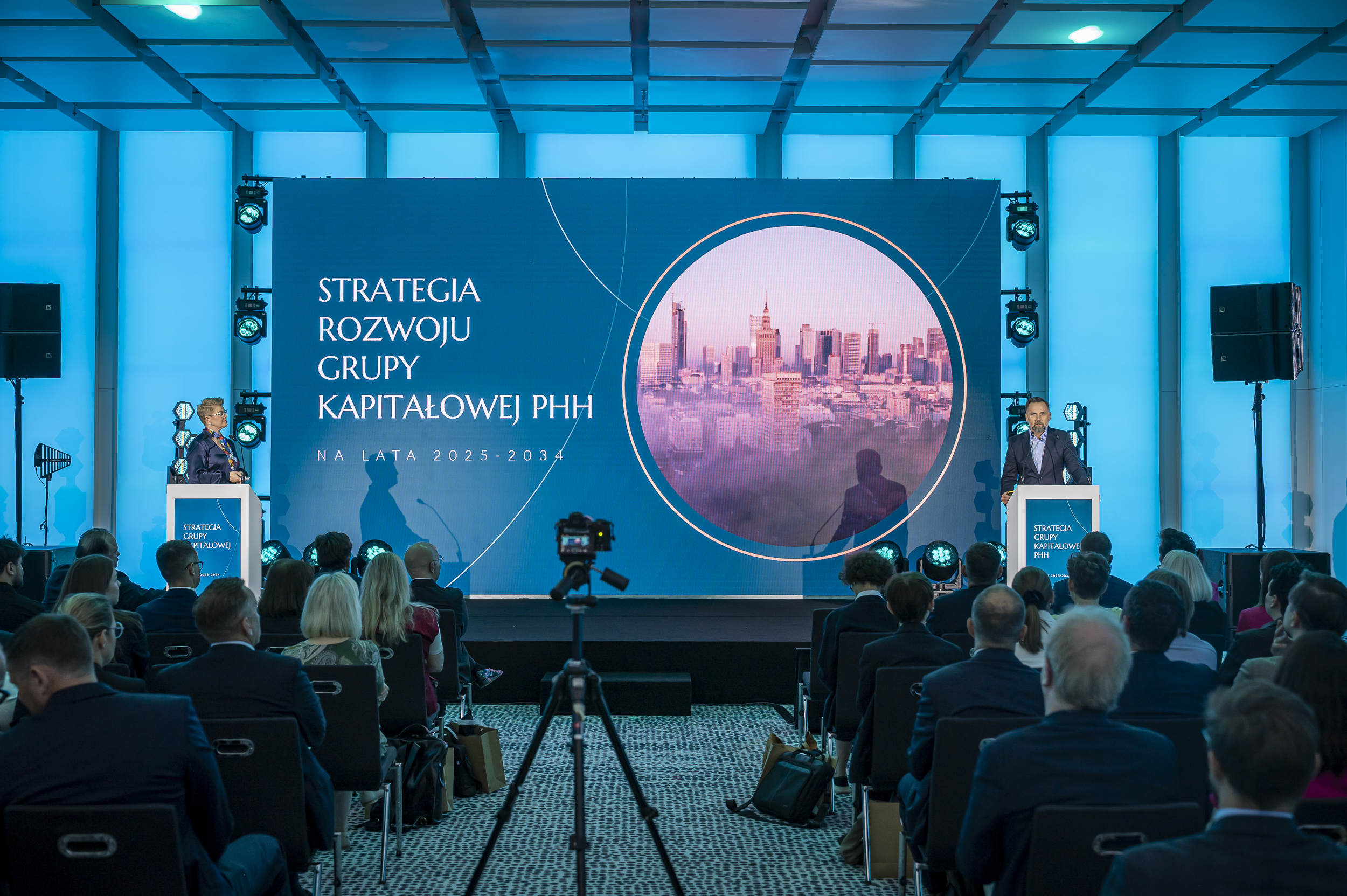 PHH_PL's tweet card. Polski Holding Hotelowy (PHH) przedstawił nową strategię rozwoju na lata 2025-2034. W tym okresie firma będzie się koncentrować na inwestycjach, na które łącznie przeznaczy 1,2 mld PLN. W 2025 roku...