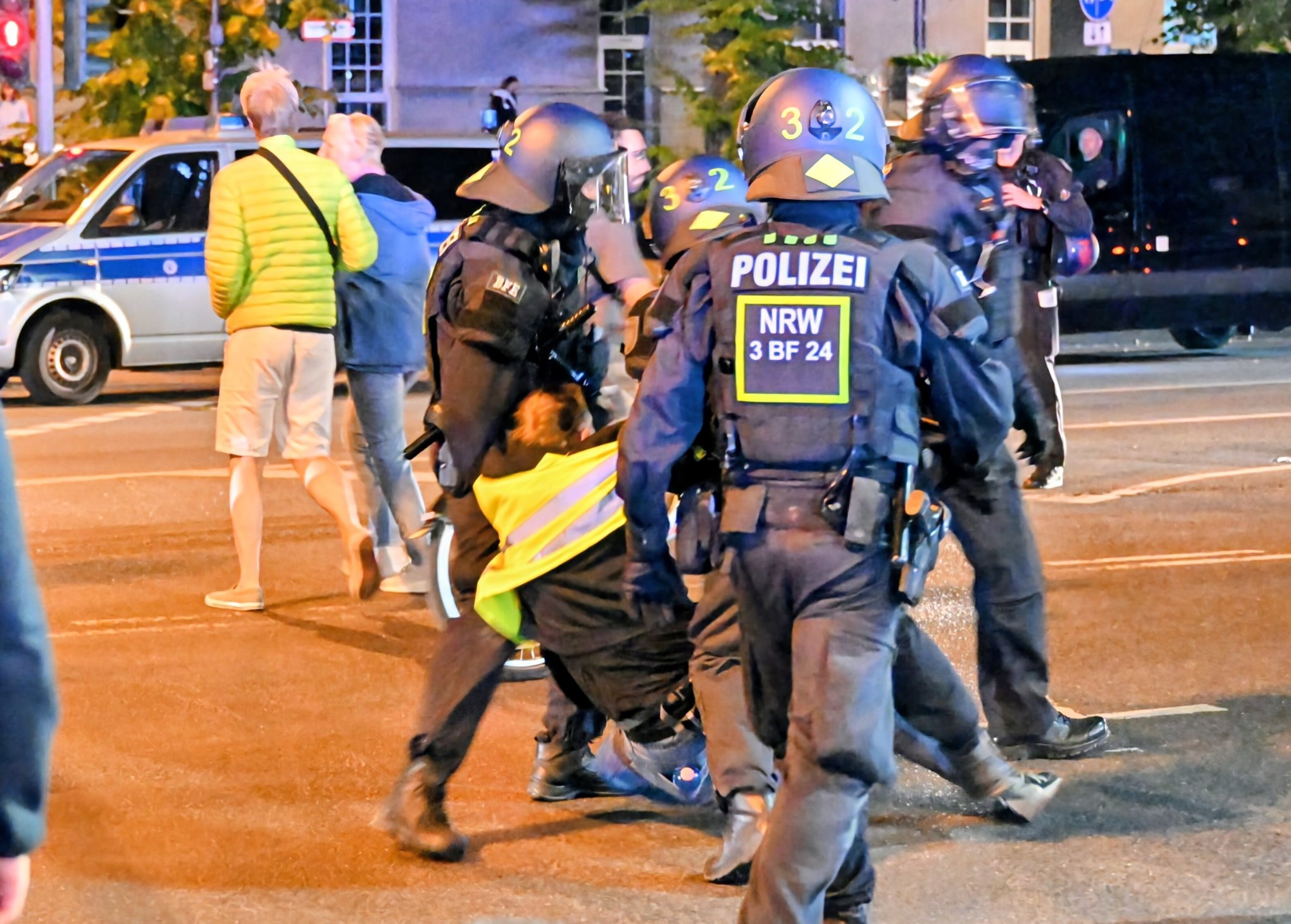 matthimon's tweet card. Neue Details zum Kessel gegen Anti-Kriegs-Demo in Köln: Von der Polizei entdeckte »Gasflaschen« waren wohl Kartuschen für Helium-Ballons. Ein Versammlungsleiter wirft ihr als Grund für den Angriff...