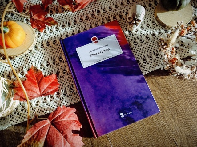 Buchperlenblog's tweet card. Kreisende Gedanken. Werbung | Autor: Laura Katharina Eimer | Titel: Über Leichen |Übersetzung: / |Erscheinungsdatum: September 2024 | Verlag: Storylutio…