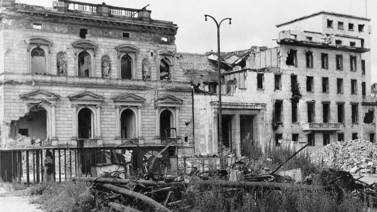 DocMac's tweet card. Unraveling claim Adolf Hitler built a ballroom in 1933