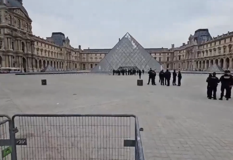 indiablooms's tweet card. Thieves carried out a daring daylight robbery at the iconic Louvre Museum in Paris on Sunday, stealing several Napoleon-era jewels | One of India's leading Digital News Agency offering Breaking News...