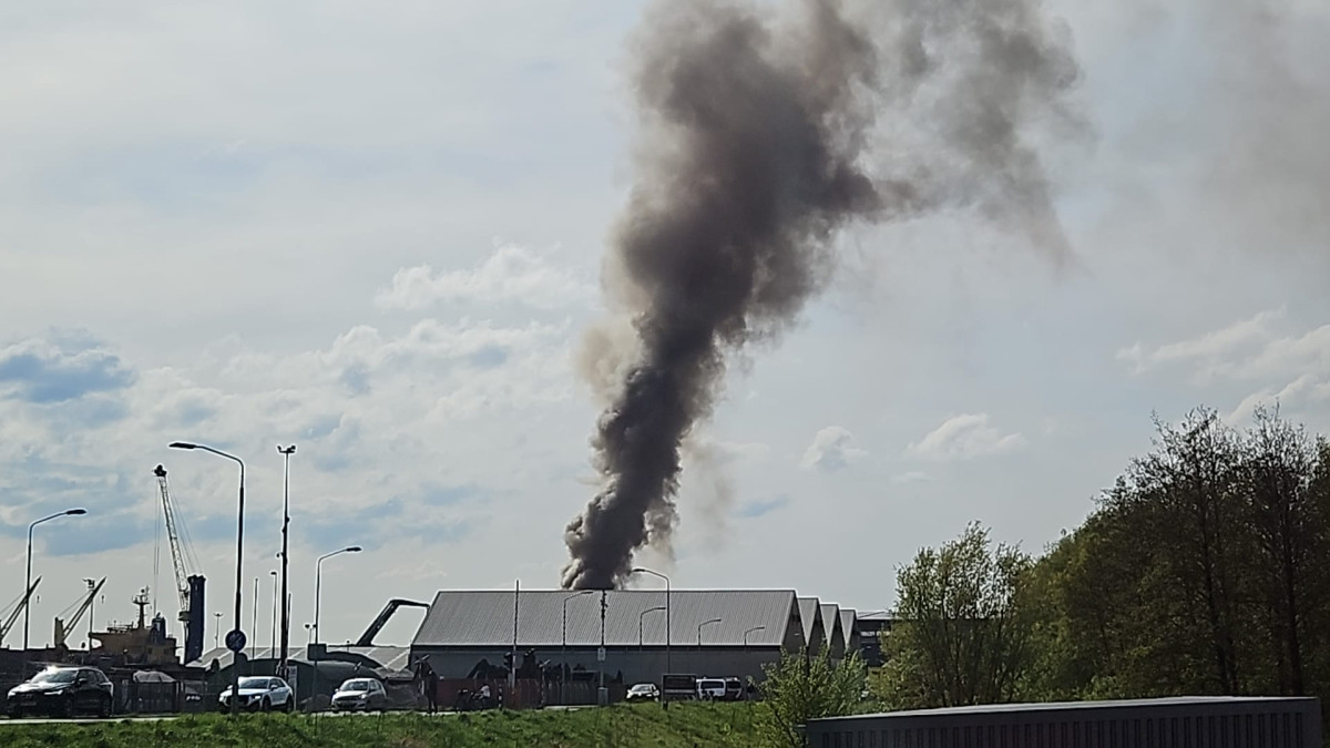 ZHZActueel's tweet card. DORDRECHT – Op het terrein van een recylingbedrijf aan de Van Leeuwenhoekweg in Dordrecht is maandagmiddag 14 april 2025 brand uitgebroken. Bij de brand, die omstreeks 16.30 uur onstond, kwamveel...