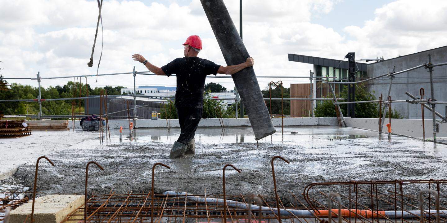 Rexecode's tweet card. Alors que le marché du logement neuf est en chute libre, promoteurs, constructeurs et artisans appellent l’Etat à réagir. Le marché de la rénovation pâtit, lui aussi, d’une situation compliquée.