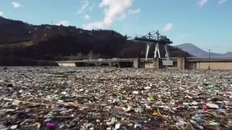 Cambio16's tweet card. La prohibición de exportar basura plástica no incrementó el reciclaje, sino la cantidad de plástico en los vertederos e incineradoras.