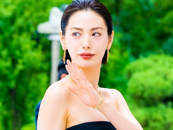 RBBTODAY's tweet card. 女優ナナの自宅に刃物を持って侵入し、強盗を試みた30代の男が逮捕・拘束された。ただ、男の「芸能人が住んでいるとは知らなかった」という供述が、かえって世間の怒りを増幅させている。