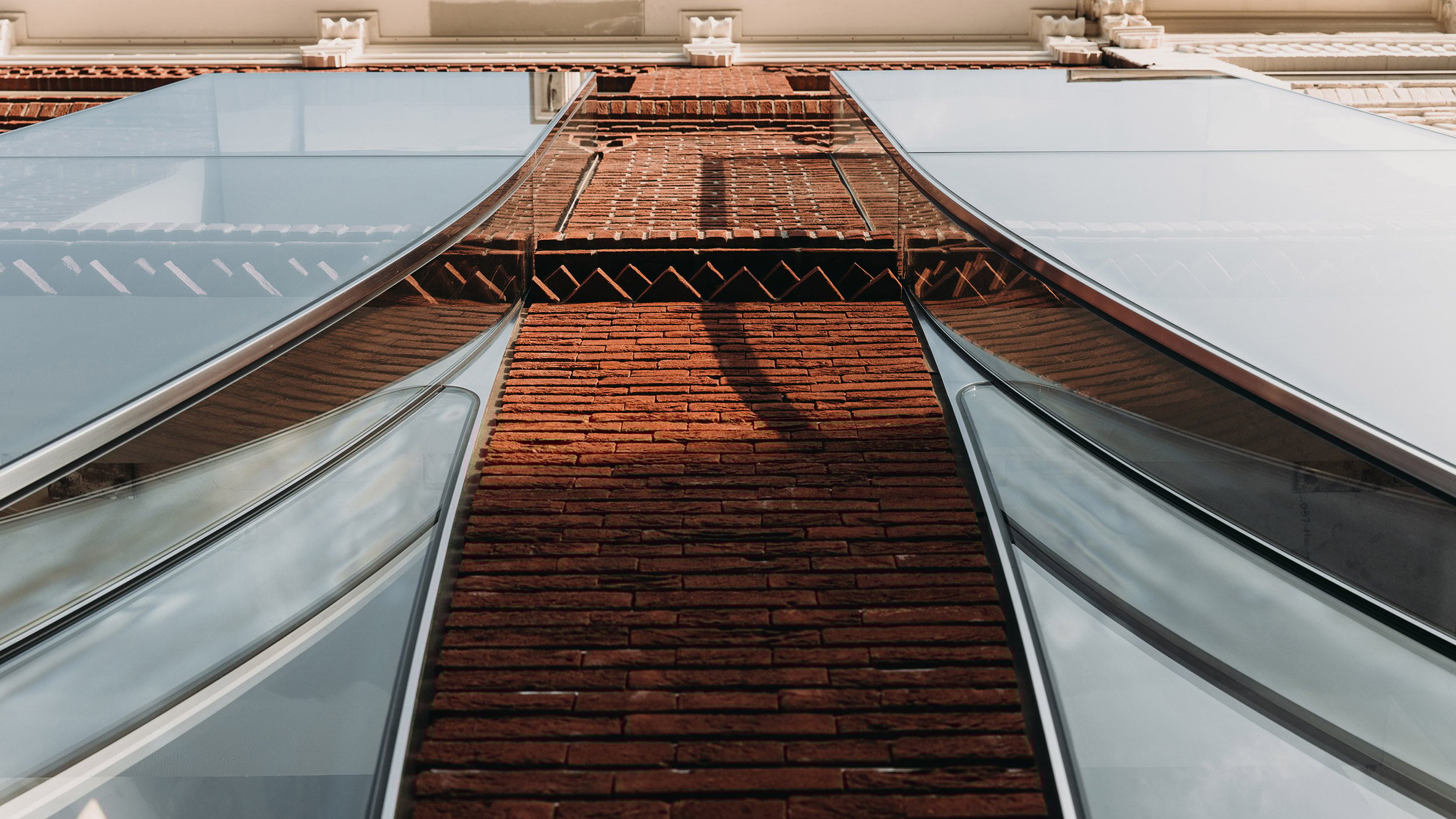 floatstudio's tweet card. UNStudio has created three curved glass boxes that "mimic billowing transparent cloth" from the facade of a store on PC Hooftstraat in Amsterdam.