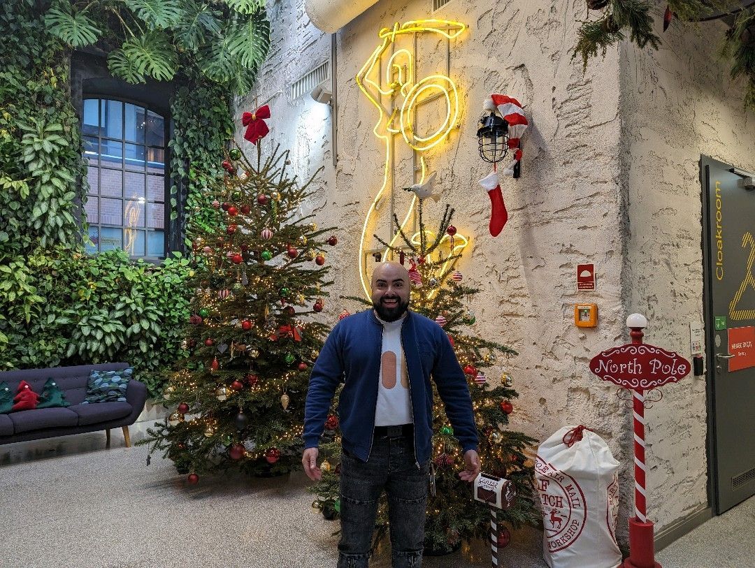 P_Modrzewski's tweet card. Życzenia świąteczne od inkasenta...śledzie pojawiły się na Terespolskiej ;) A tak na poważnie! Życzę wszystkim, żeby kolejny rok był zdrowszy, tańszy i nudniejszy. Ale przede wszystkim życzę zwycię...