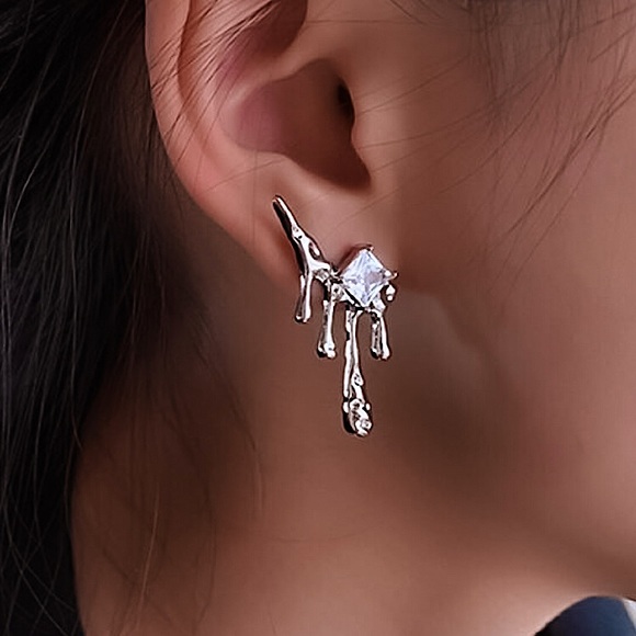 queendom_basic's tweet card. EARRINGS ▪️Dangle / Drop ▪️Zinc Alloy ▪️Silver Tone ▪️Clear Color Rhinestones ▪️Size — L 1”7/16 x W 19/32” ▪️Weight — 0.08 Oz [= 2.5 g] / Each ▪️2 PCs / Lot ▪️Lightweight ▪️Condition — NWT ⇨ Mix &...