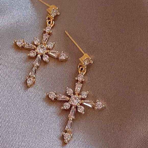 queendom_basic's tweet card. EARRINGS ▪️Drop / Dangle ▪️Zinc Alloy ▪️Gold Tone ▪️Clear Color Rhonestones ▪️Cross Shape ▪️Sterling Silver Post ▪️925 Stamped ▪️Hypoallergenic ▪️Size — 1”5/16 x 3/4” ▪️Lightweight ▪️2 PCs / Lot...