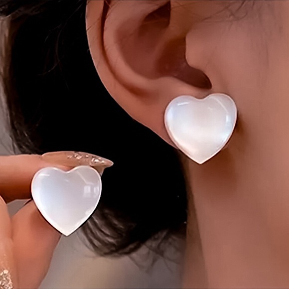 queendom_basic's tweet card. EARRINGS ▪️Studs ▪️Zinc Alloy ▪️White Acrylic ▪️Heart Shape ▪️Size — L 3/4” x W 3/4” ▪️Weight — 0.04 Oz [= 1.3 g] / Each ▪️2 PCs / Lot ▪️Lightweight ▪️Condition — NWT ⇨ Mix & Match 3 listings for $18...