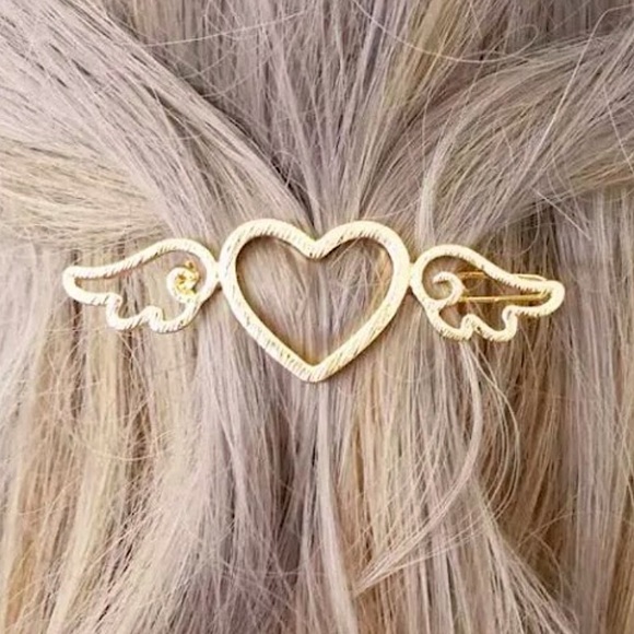 queendom_basic's tweet card. BARRETTE ▪️Alloy ▪️Gold Tone, Silver Tone ▪️Etched Metal ▪️Heart, Wings Shape ▪️Ornament Size — L 2”1/8 x W 3/4” ▪️Total Length — 2”1/4 ▪️Lightweight ▪️1 PC / Lot ▪️Condition — NWT ⇨ Mix & Match 3...