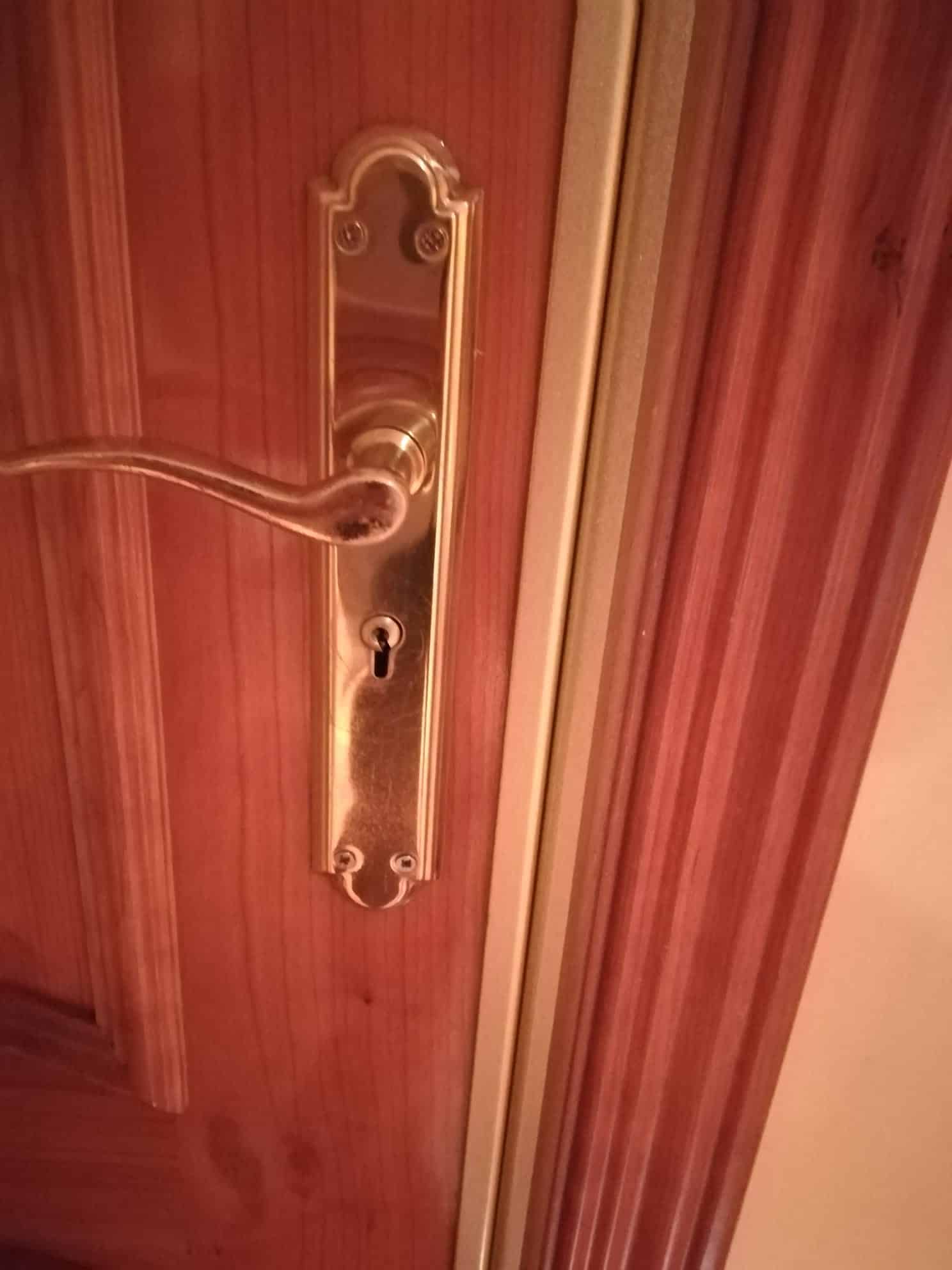 bcncerrajero24's tweet card. Cerrajeros en Castelldefels las 24 horas. Economicos. Cambio de cerraduras. Apertura de puertas. Llegamos en 20 minutos.