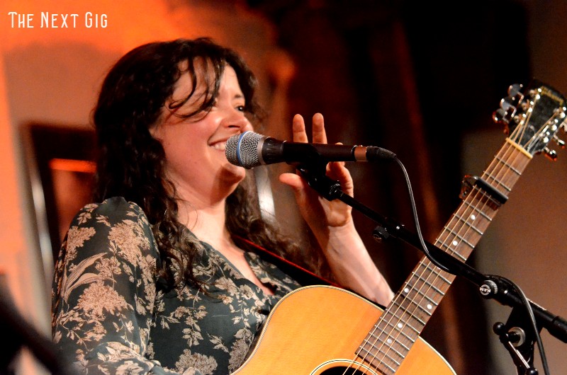 gig_next's tweet card. AMEN – De eerste bezoekers van het optreden van Emily Scott Robinson in De Amer in Amen keken verbaast om zich heen. Er klonken prachtige stemmen van achter. Daar werd iets fraais in elkaar gezet, …