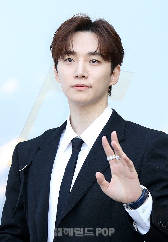 Kkorepo's tweet card. 「2PM」イ・ジュノが、映画「ベテラン3」の出演を肯定的に検討中だ。 11日、イ・ジュノの所属事務所O3 Collectiveの関係者は、「イ・ジュノが映画『ベテラン3』の製作陣からラブコールを受けて出演を肯定的に検討中」という立場を明らか