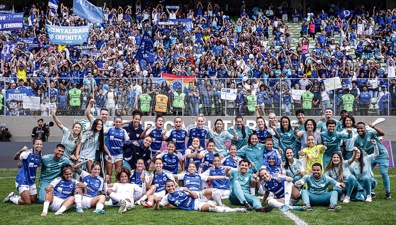 futdasminass's tweet card. Cruzeiro e Corinthians se enfrentam na final do Brasileirão Feminino de 2025 pela primeira vez na história.