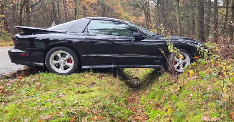 Auto vliegt over sloot in Son en Breugel