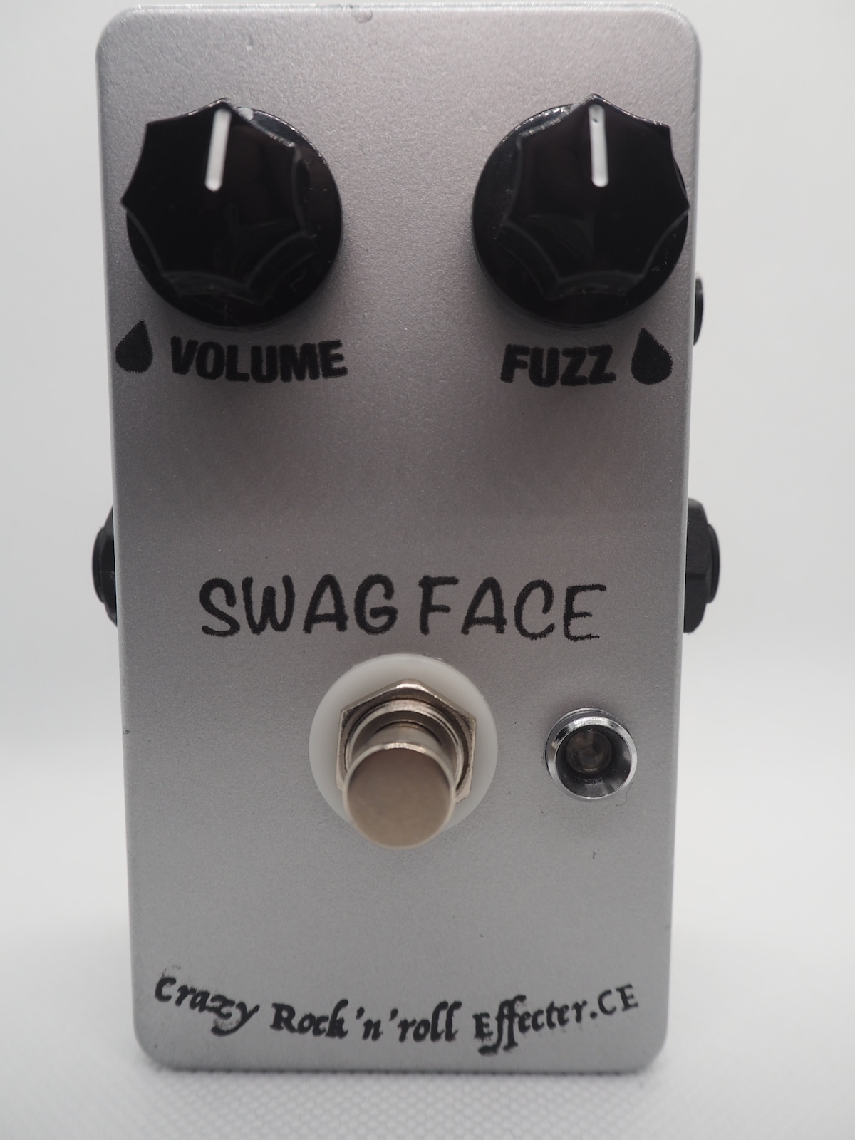 C_R_Effect's tweet card. SWAG FACE 183 ver. 通称「銀さん」1967年　183 Fuzzの数値をベースに現代的要素も取り入れ製作。transistor 183を使いあのVintage Likeなsilicon Fuzz Sound を再現できます。 勿論、内部のSWAGKnob にて調整も可能。 Controls:Volume,FUZZ,swag knobSwitches:ON/OFF True...