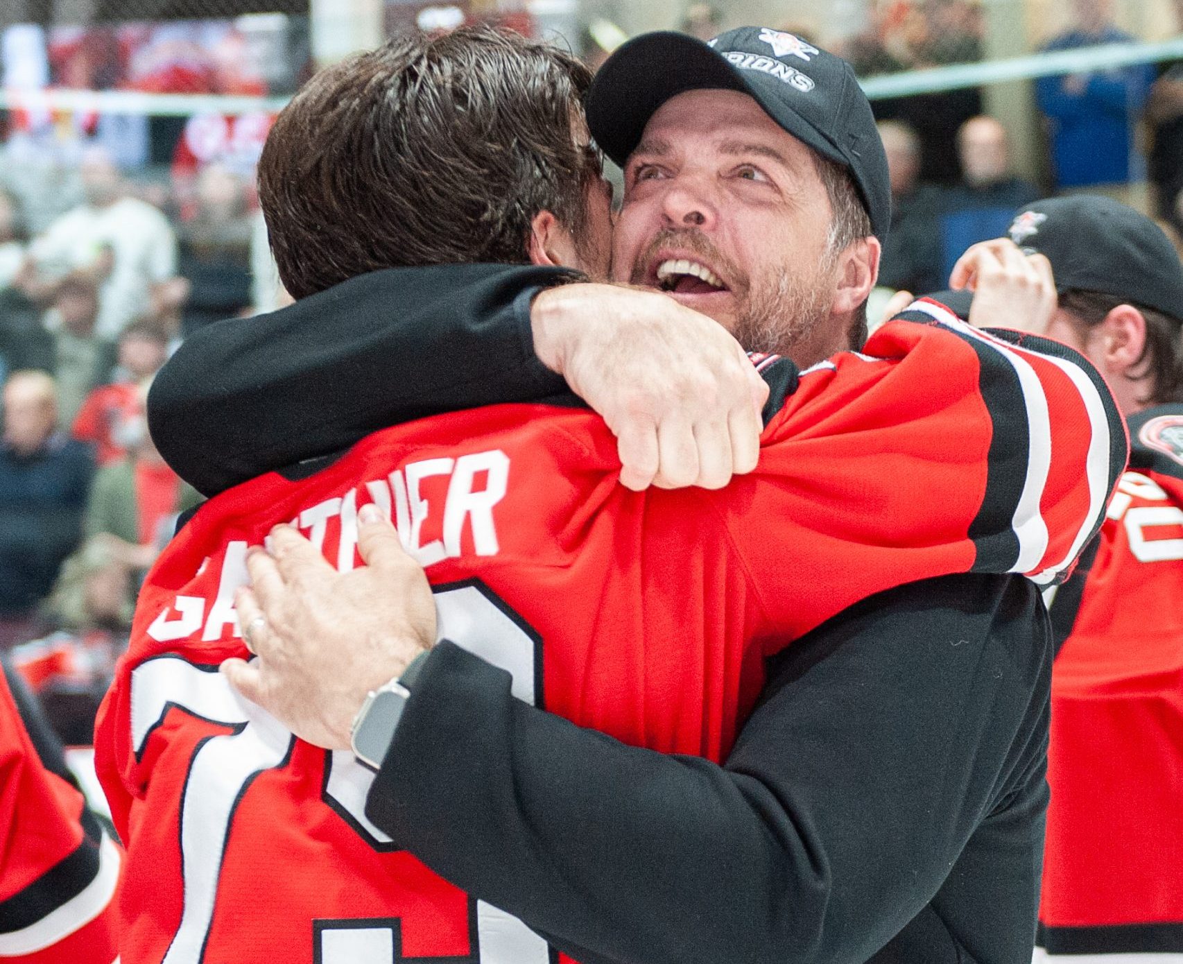 JonathanHabashi's tweet card. HOCKEY. Il fallait voir Denis Gauthier enlacer son fils Ethan avec émotions, dans les minutes suivant la conquête des Voltigeurs, pour comprendre à quel point cette équipe est profondément ancrée…