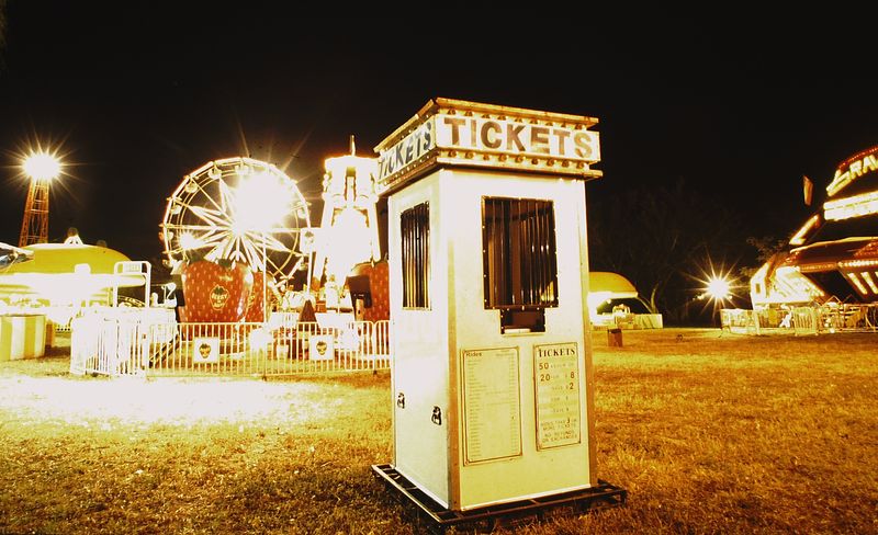 FutureArray's tweet card. FTRArray // A collective of artists and curators, this initial release is a burn ticket for our main event, allowing you to own professionally shot vintage 35mm film originals featuring lost eras and...