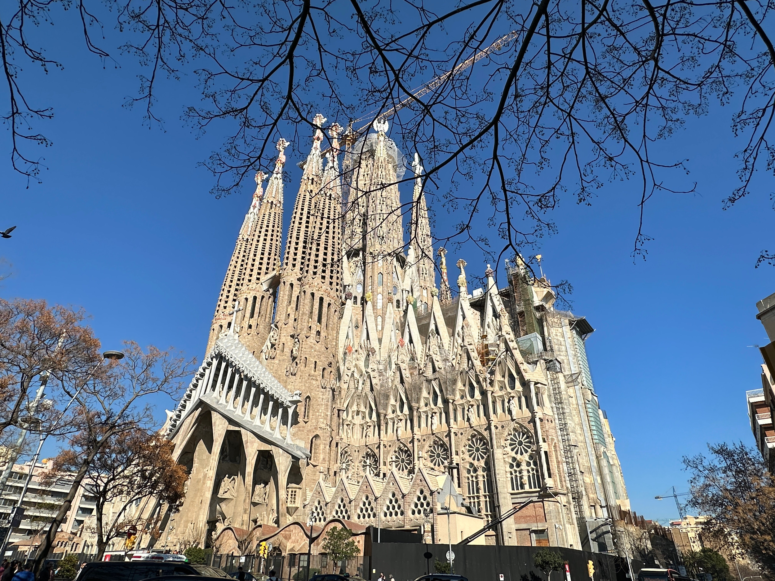 Strater_Paris's tweet card. La Sagrada Família, Temple Expiatori de la Sagrada Família de son nom complet en catalan, ou Templo Expiatorio de la Sagrada Familia en espagnol (en français : « temple expiatoire de la Sainte...
