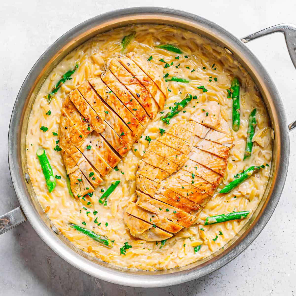 PoshJournalBlog's tweet card. Looking for a light, refreshing, and creamy dinner that’s super easy to make? This Lemon Chicken Orzo Pasta is the perfect choice!