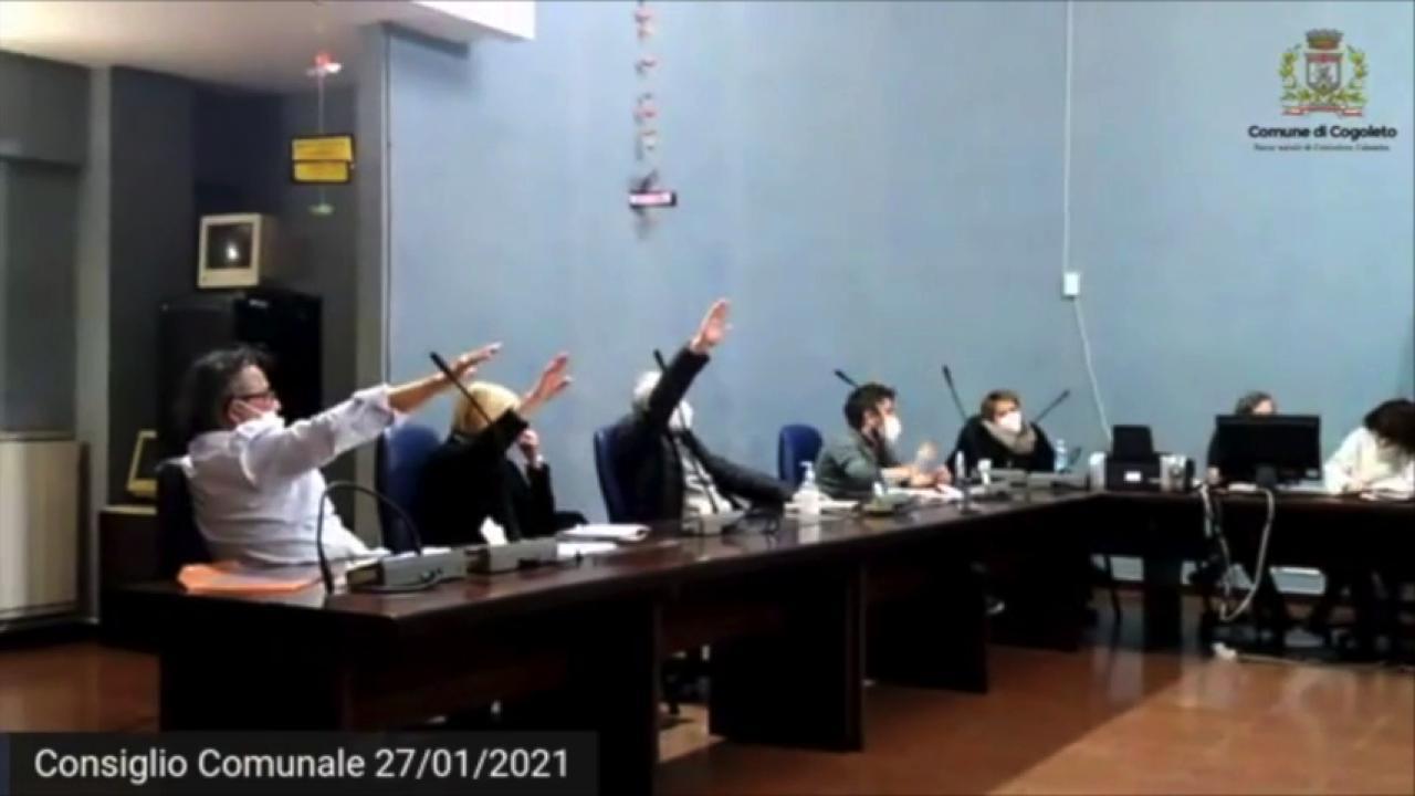 bravimabasta's tweet card. Bagarre in consiglio comunale nella serata di mercoledì 27 gennaio a causa del gesto dei consiglieri Biamonti, Amedei e Siri che hanno alzato il braccio in que…