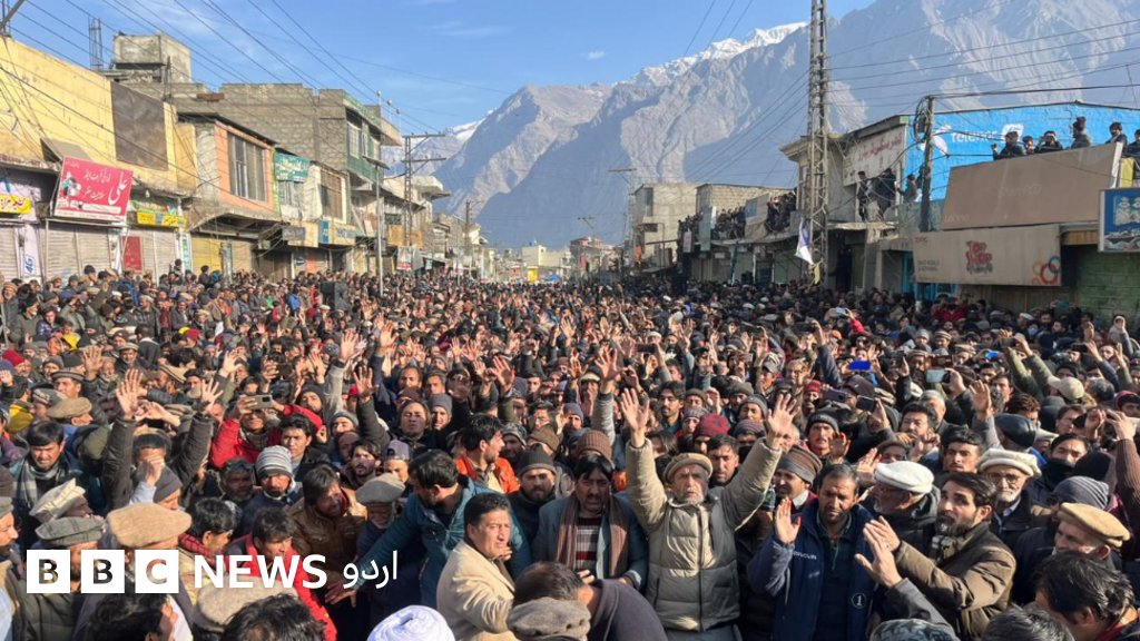 BBCUrdu's tweet card. پاکستان کے زیر انتظام شمالی علاقے گلگت بلتستان میں آٹے پر سبسڈی ختم کرنے، مختلف سروسز پر ٹیکس عائد کرنے اور دیگر آئینی حقوق کے لیے تقریباً ایک ماہ سے جاری احتجاج اب پہیہ جام اور شٹر ڈاؤن ہڑتال کی...
