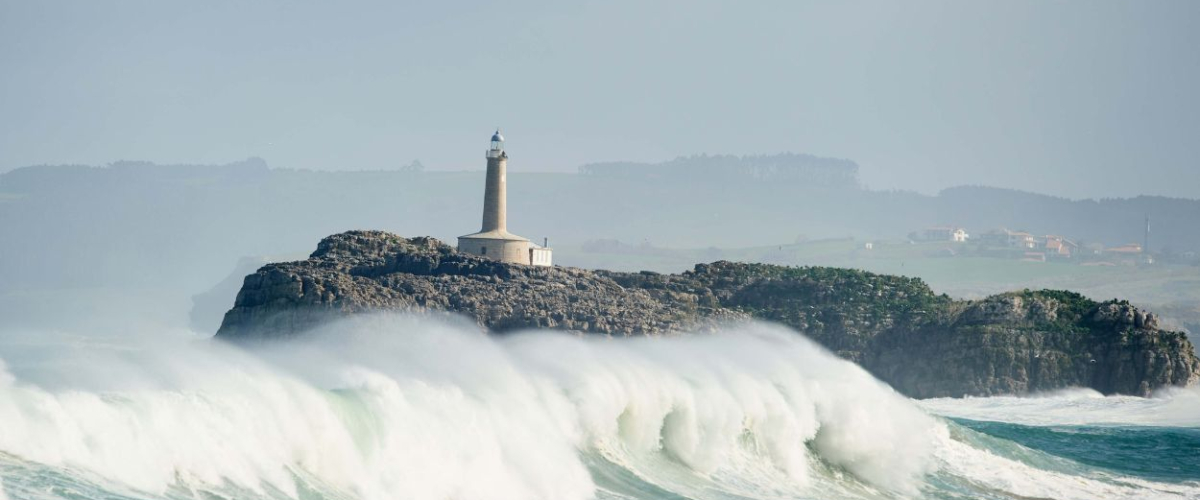Abascal9's tweet card. Encaro cada verano con la ilusión de fundirme en el Cantábrico Moral y la templada de seguridad del héroe que sabe que algún día lo hará para toda la eternidad.