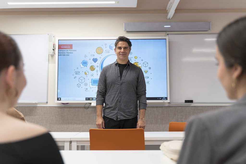 Nebrija's tweet card. Emanuele Cappelli explica a los alumnos de la Politécnica Nebrija su método Dynamic Brand, desarrollado en sus años de experiencia.