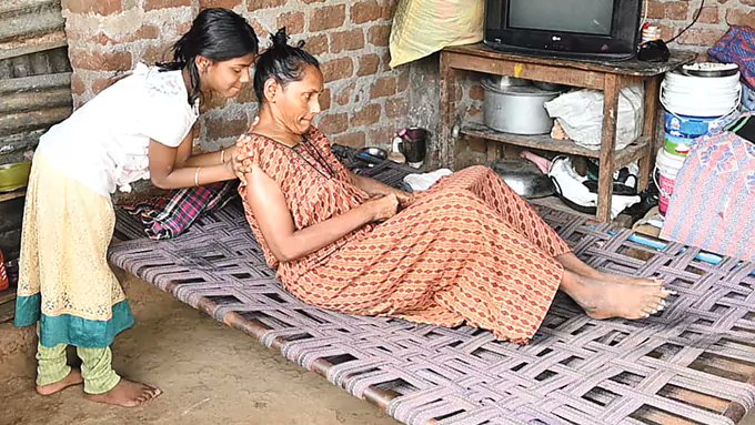 SajjanarVC's tweet card. అమ్మ చేతి ముద్ద తినాల్సిన చిరుప్రాయంలో ఆమెకే అమ్మగా మారిన చిన్నారి కథ ఇది. ఇందిరమ్మ ఇళ్ల సర్వే కోసం అధికారులు వెళ్లినప్పుడు ‘సార్‌ అమ్మ నిలబడలేదు.