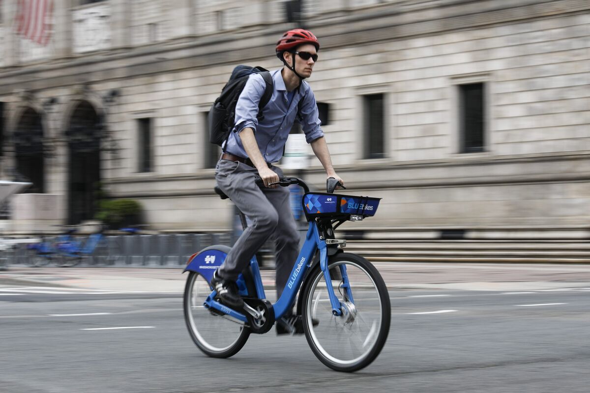 CityLab's tweet card. When transit systems stumble, municipal bikesharing services can keep commuters moving — if cities know how to plan properly.