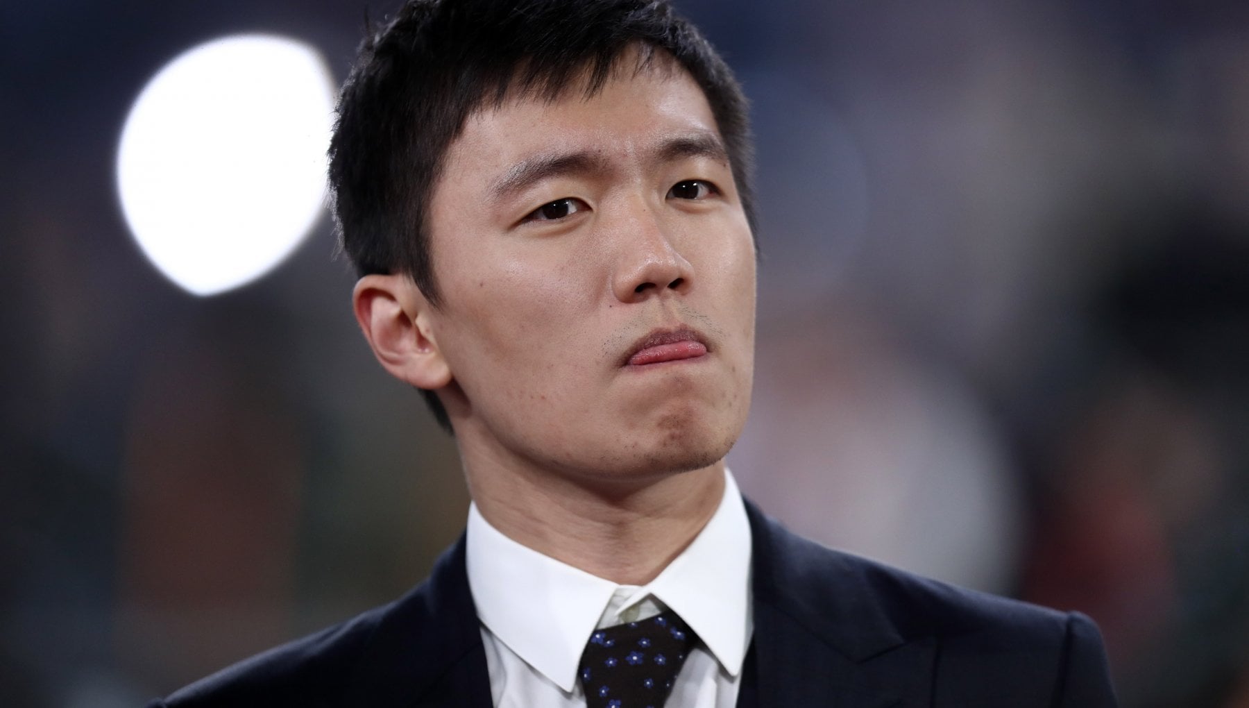 RepFcInter's tweet card. La causa in Cina che mette in difficoltà il numero uno nerazzurro, accusato di aver fatto finta di essere nullatenente. L'udienza al Tribunale di Mi…