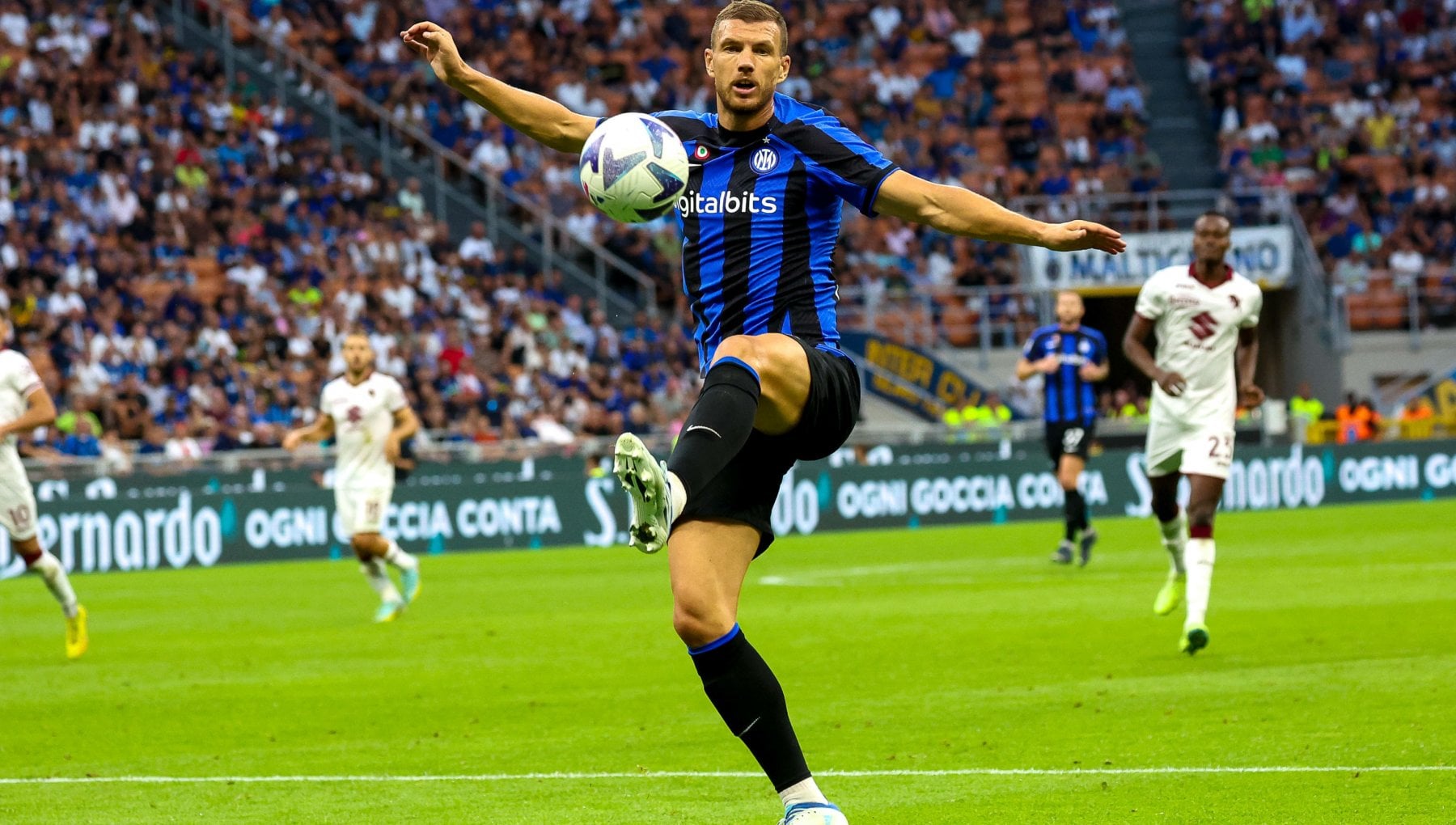 RepFcInter's tweet card. Mentre si avvia a chiusura il dibattito pubblico su uno stadio più costoso e più piccolo, sia i nerazzurri che i rossoneri continuano ad avere ri…