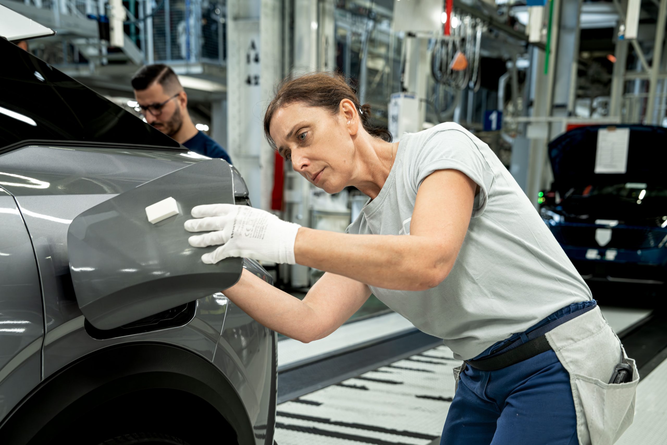 CfecgcPsamu's tweet card. Le directeur général de Stellantis, Antonio Filosa, a reçu les cinq organisations syndicales, ce lundi. Il annonce le recrutement de 1 400 personnes en 2025. Il a rassuré aussi sur la place de la...