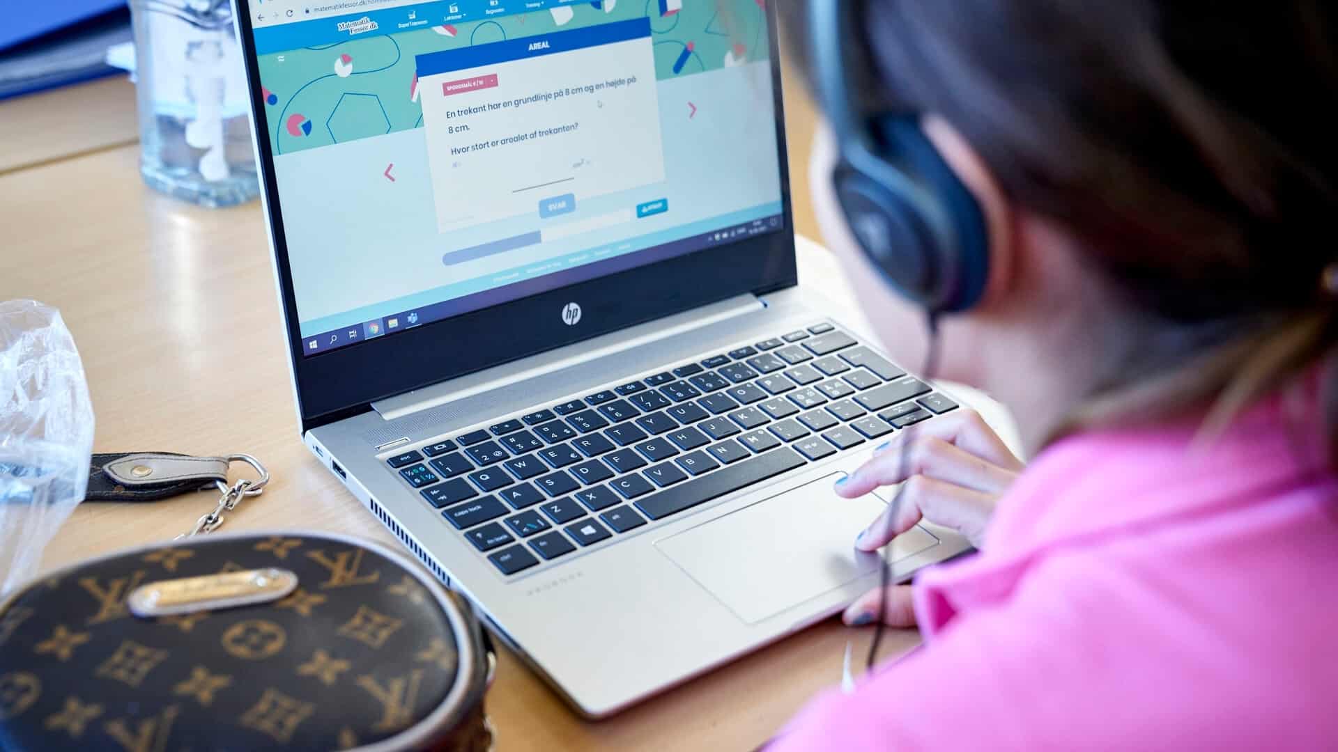 Gymlaererne's tweet card. Debat: I dag er det FN’s internationale Lærerens Dag, hvor vi verden over hylder lærerne og det store arbejde, de hver dag yder for børn, unge og samfund. Digitalisering fylder mere og mere lærernes...