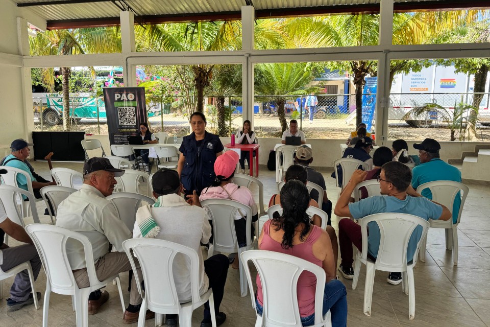 ElCirculoarauca's tweet card. En una acción humanitaria que refleja el compromiso por restablecer los derechos fundamentales de comunidades afectadas por el conflicto armado, la Defensoría del Pueblo, junto a entidades del orden...