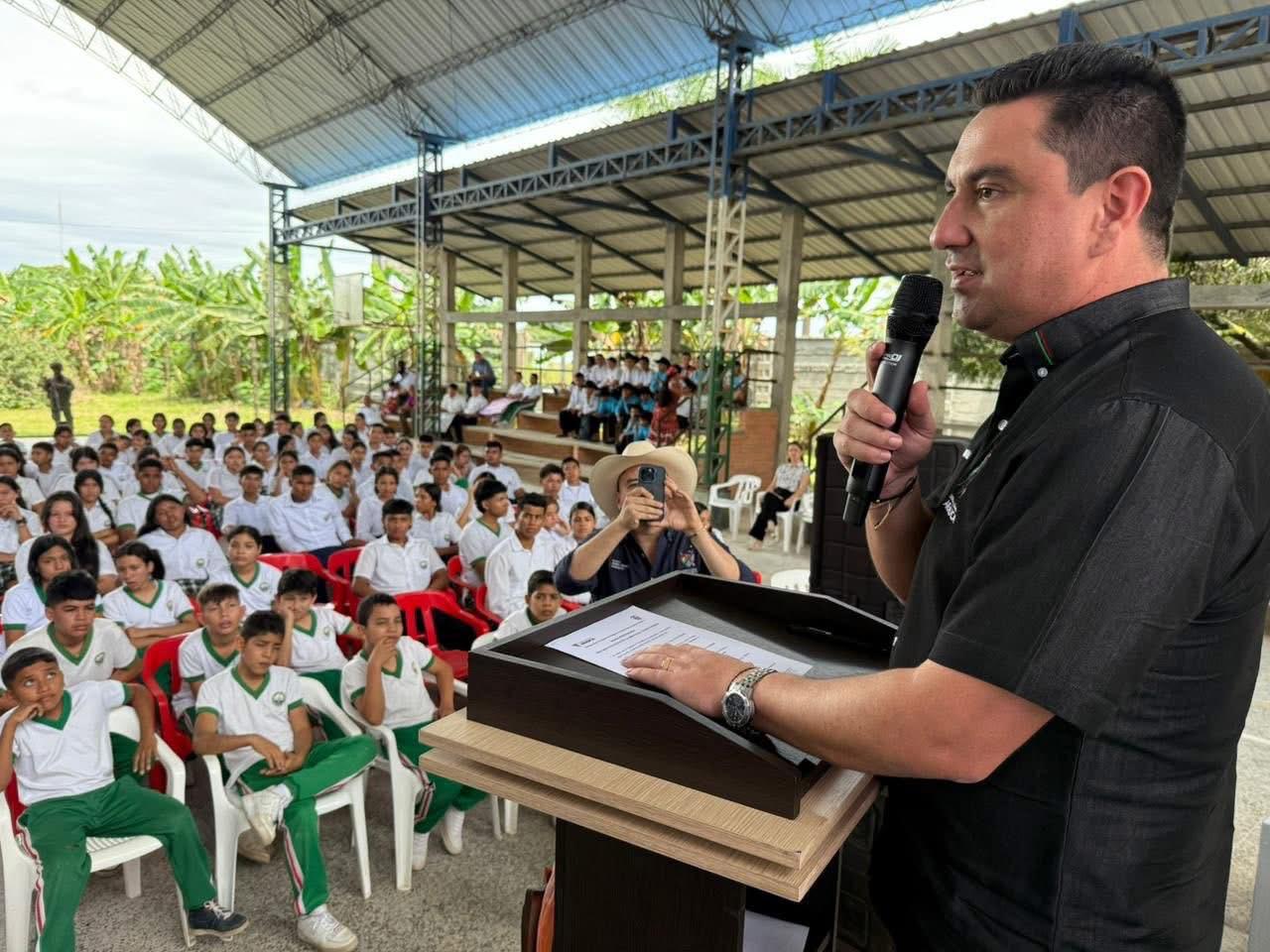 ElCirculoarauca's tweet card. En un ambiente cargado de emotividad, expectativas y llamados a la conciencia, el gobernador de Arauca, Renson Martínez, cerró en Puerto Rondón y Cravo Norte el recorrido territorial del programa...