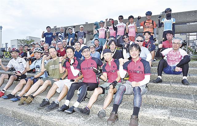 longriderscomic's tweet card. 全国の自転車愛好家が上越市の船見公園を目指すイベント「直江津集合！」が開かれ、８月３０日夕、出身地もさまざま