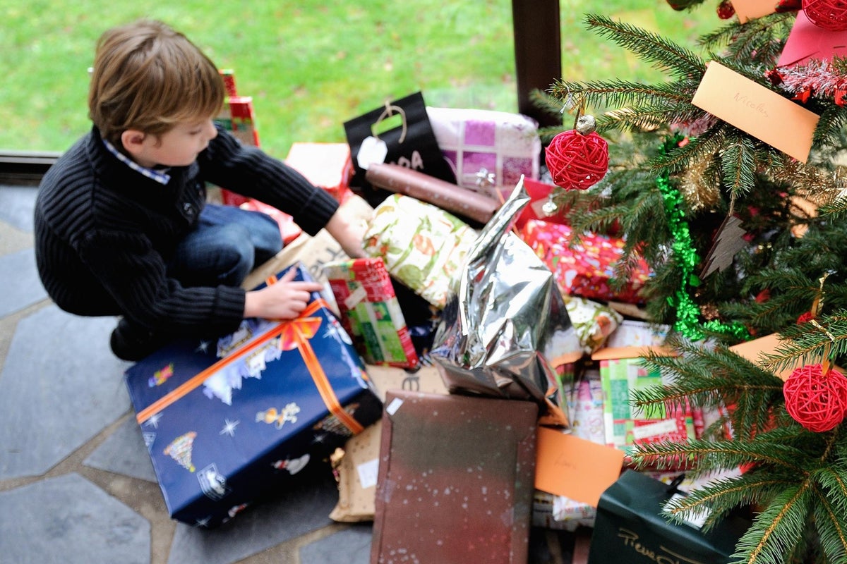 Independent's tweet card. Only 10% of  UK shoppers said they did all of their shopping in store.