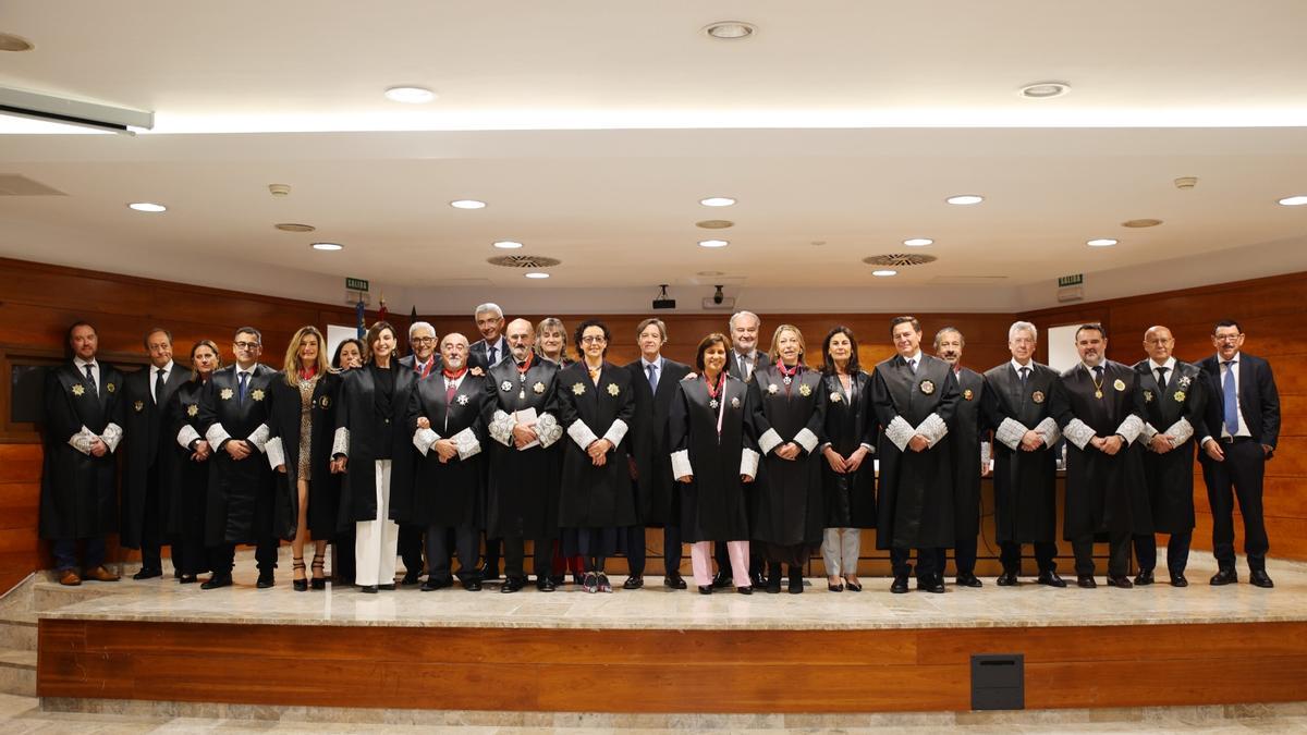 Procuradors's tweet card. El colegio nombra decano de honor al expresidente del Consejo General de Procuradores de España