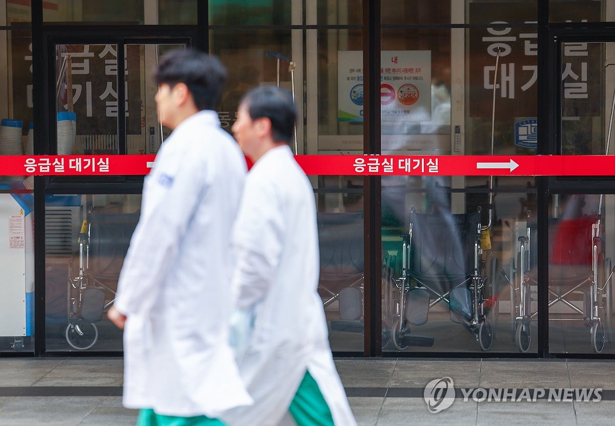 yonhaptweet's tweet card. (부산=연합뉴스) 박성제 기자 = 부산 도심에서 고등학생을 태운 구급차가 소아과 진료가 가능한 병원을 찾지 못해 결국 학생이 숨진 사실이 뒤늦게...