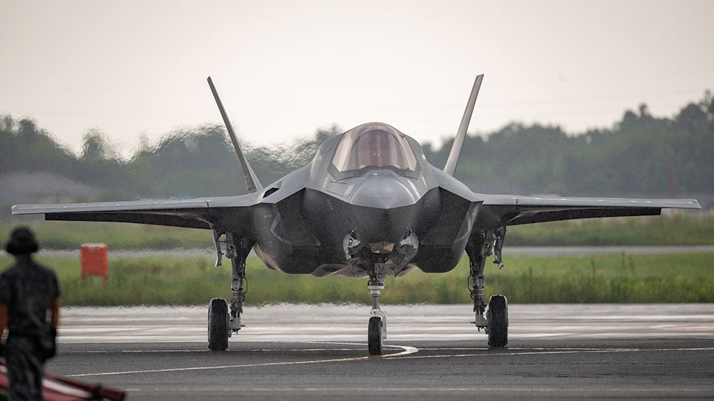 monomagazineweb's tweet card. 海上自衛隊のヘリ搭載型護衛艦DDH「いずも」型が大きく変わろうとしています。 目指すところは戦後初となる “空母” 化です。２番艦である「かが」については、改修工事が大詰めを迎えております。 運用するのは、固定翼機である […]