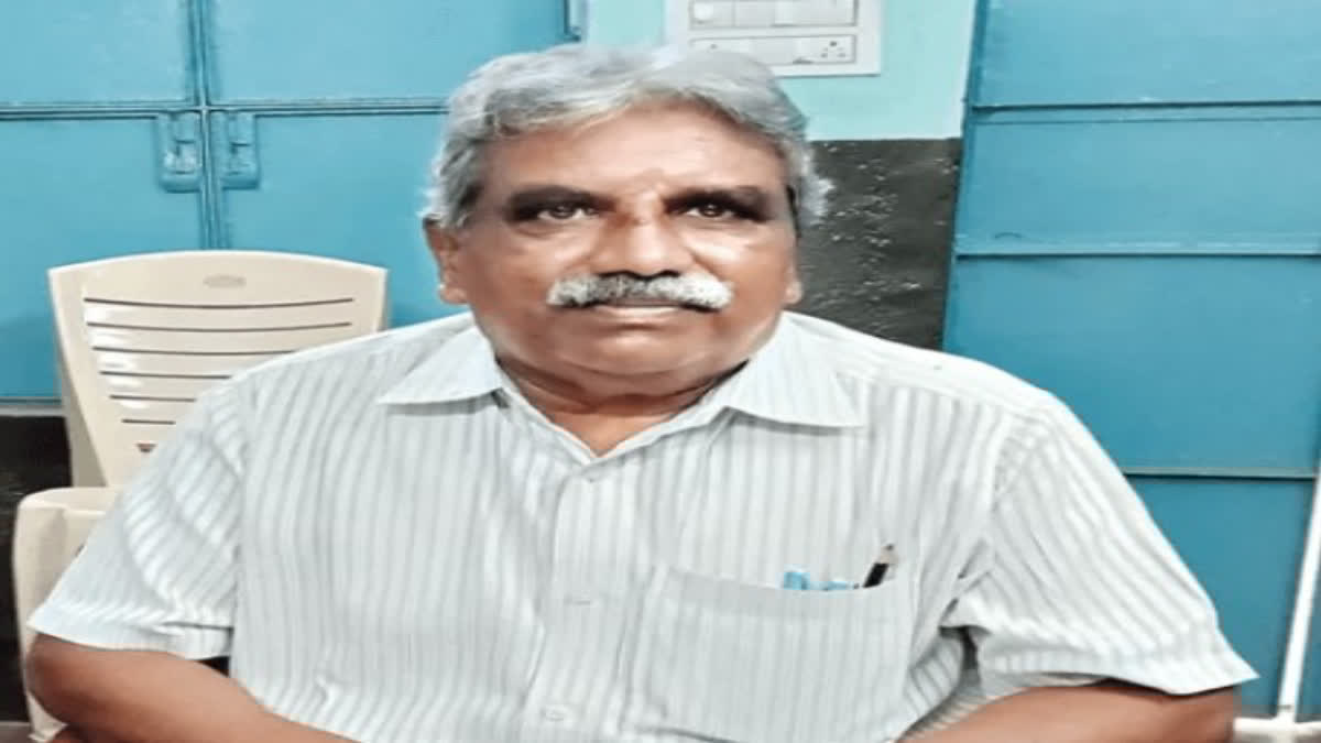 ETVBharatKA's tweet card. ಓದಿನ ಬಗ್ಗೆ ಅತಿಯಾದ ಹುಮ್ಮಸ್ಸನ್ನು ಹೊಂದಿರುವ ಸತ್ಯನಾರಾಯಣ 70ರ ವಯಸ್ಸಿನಲ್ಲಿ ಇಂಟರ್​ಮೀಡಿಯೇಟ್​ ಪರೀಕ್ಷೆಗೆ ಹಾಜರಾಗಿದ್ದರು.