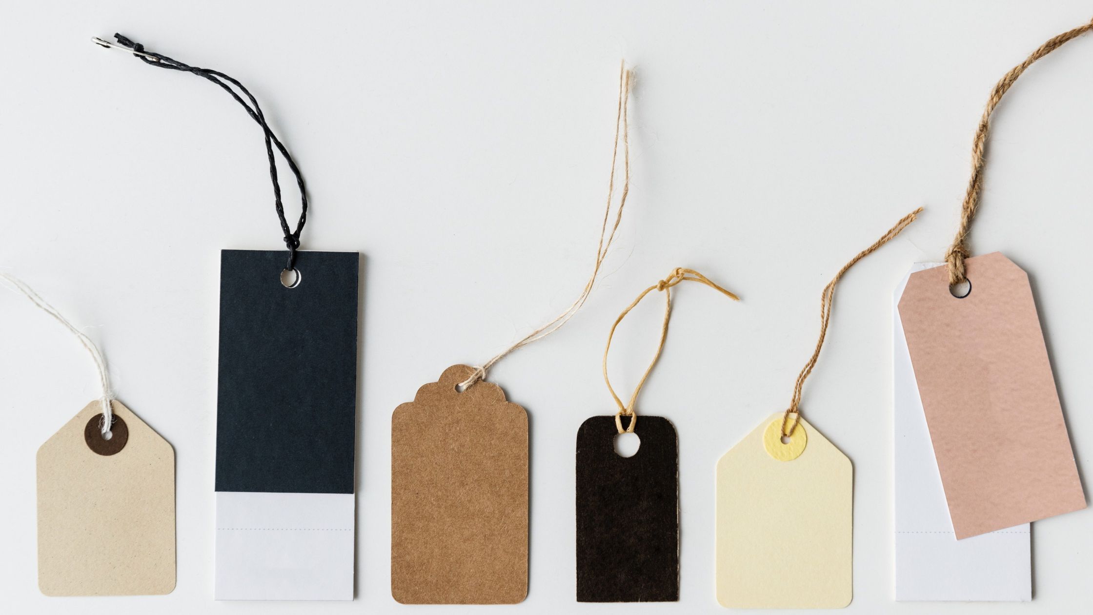 CourseStorm's tweet card. ​Learn to price your classes effectively with this simple 3-step guide, including a customizable calculator to balance costs, market rates, and class value.​