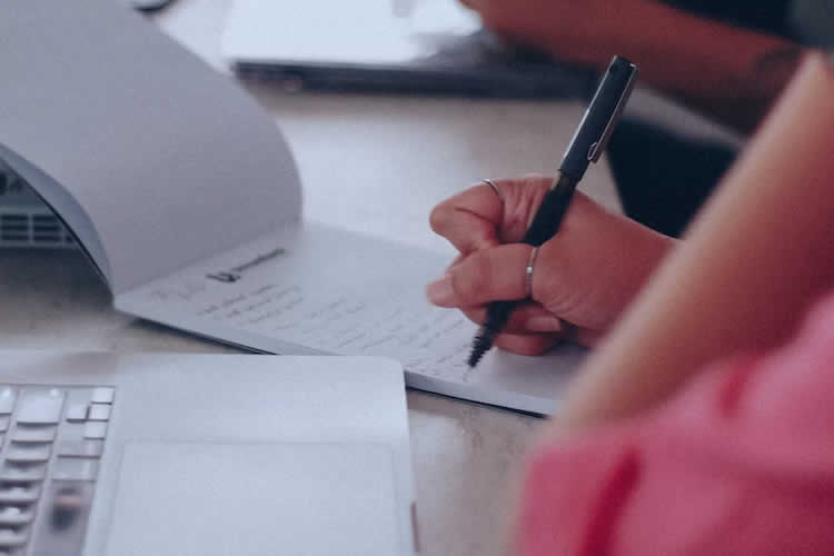 WebArtFreebies's tweet card. Learn how to keep clients, maintain strong relationships with them, and ensure their loyalty with these simple guidelines for freelance designers.