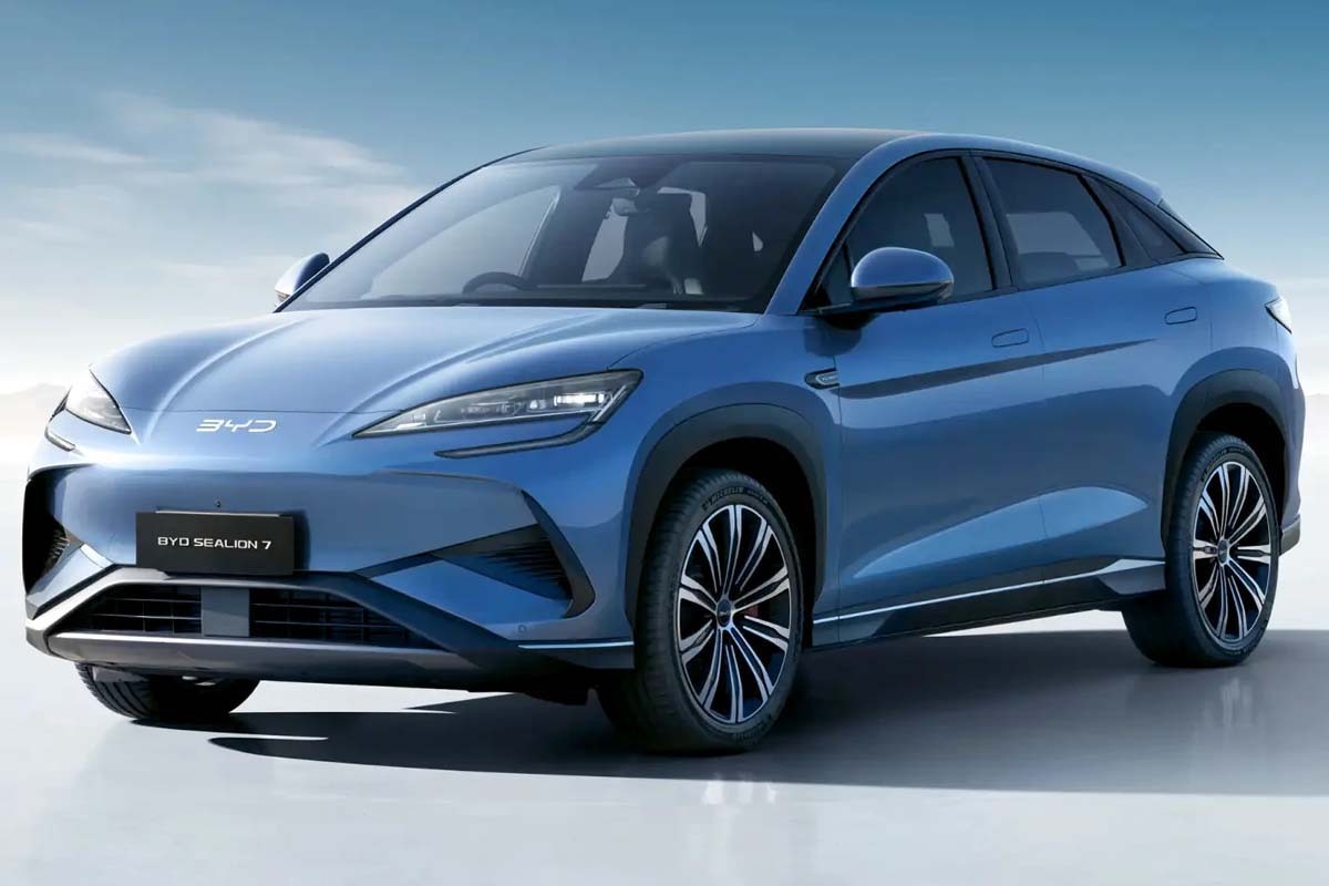 ModelshipFlag3's tweet card. 　中国の電気自動車（EV）大手、比亜迪（BYD）は、2026年までにオーストラリア市場で新車販売トップ3入りを目標に掲げる。2026年末までに年間販売10万台を視野に入れている。 　しかし現地では