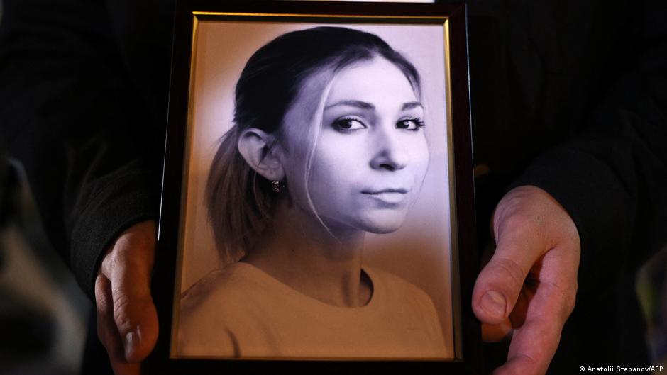 dwnews's tweet card. Viktoriia Roshchyna, a young journalist who reported from occupied Ukraine and died in Russian captivity has been buried in Kyiv. Experts point to signs she was tortured and her colleagues say "she...